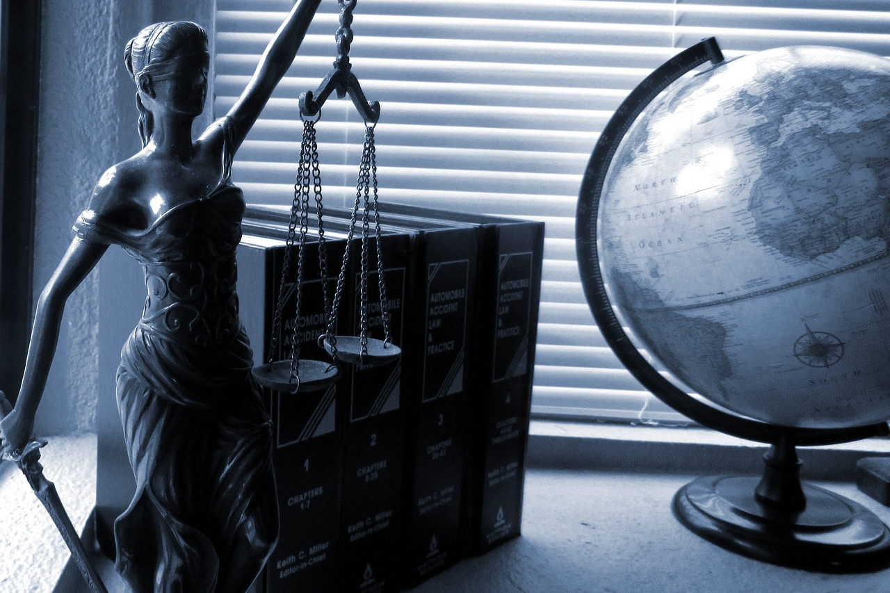 mini estatua de la justicia