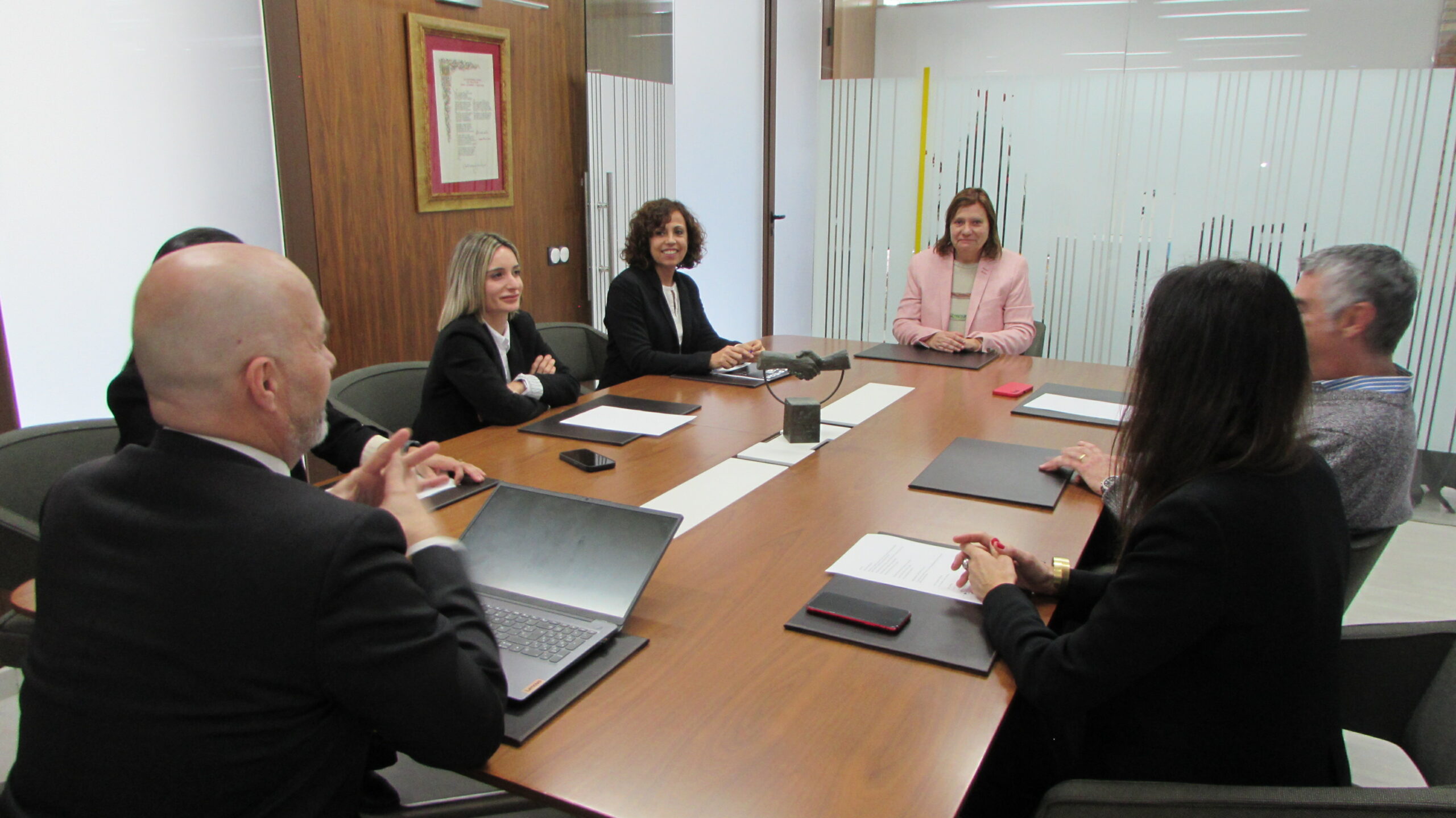 silvia y su gente debatiendo