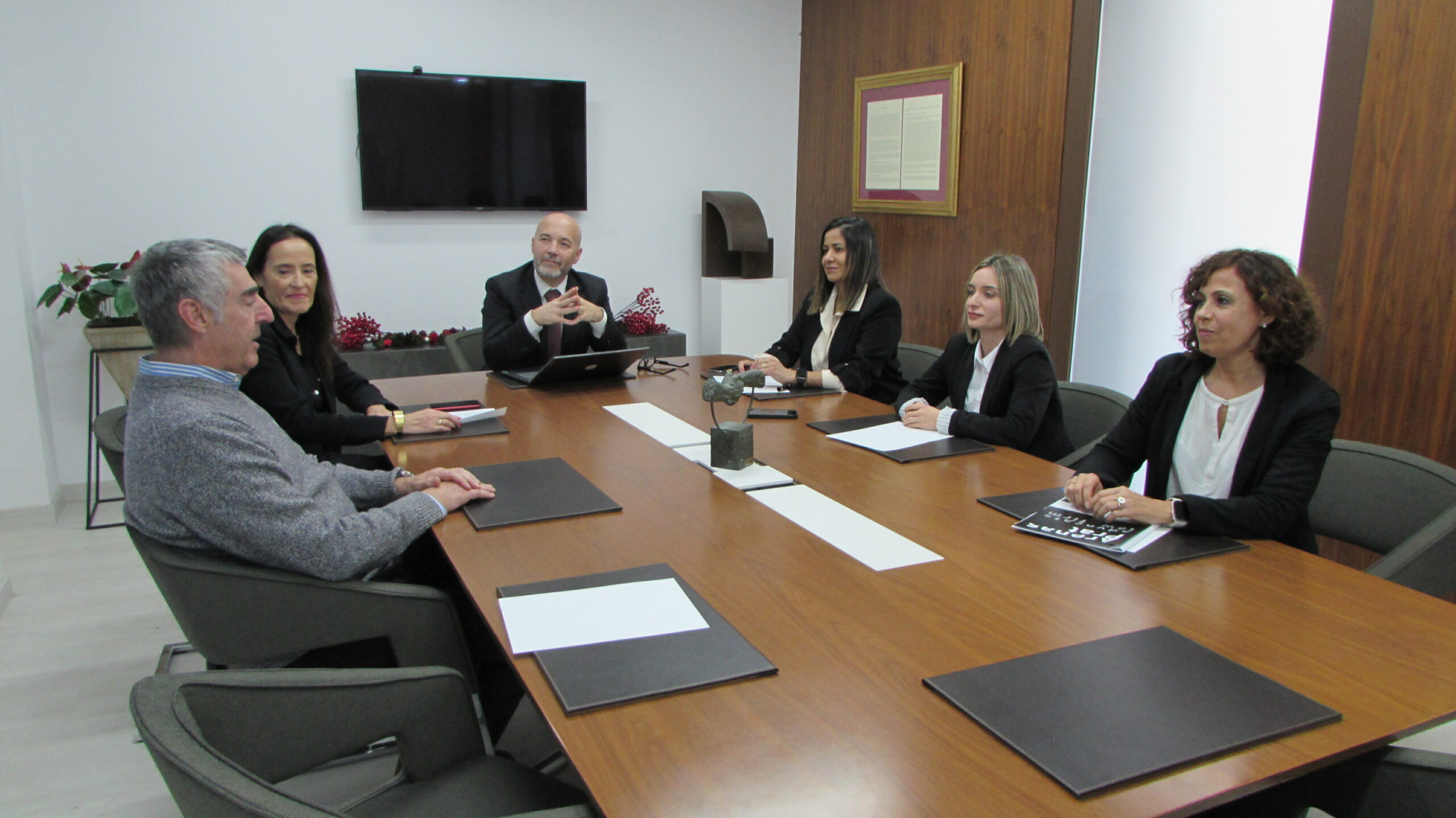 silvia y su grupo debatiendo